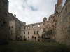 Zamek w Drzewicy - Dziedziniec zamkowy od strony bramy wjazdowej, fot. ZeroJeden, IV 2006