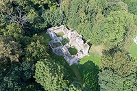 Zamek w Bąkowej Górze - Widok zamku z lotu ptaka, fot. ZeroJeden VIII 2018