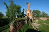 Zamek w Besiekierach - Pozostałości wieży bramnej od strony dziedzińca, fot. ZeroJeden, V 2005
