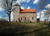 Zamek w Bezławkach - Widok od strony dawnej bramy wjazdowej, fot. ZeroJeden, IV 2007