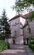 Zamek w Bierutowie - Część zabudowań zamkowych wykorzystywana jest obecnie jako mieszkania, fot. ZeroJeden, V 2000