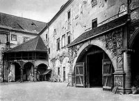 Zamek w Brzegu - Dziedziniec zamku w Brzegu na widokówce z 1920 roku