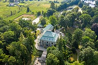 Zamek w Chlewiskach - Widok zamku na zdjęciu lotniczym, fot. ZeroJeden, VI 2019