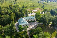 Zamek w Chlewiskach - Widok zamku na zdjciu lotniczym, fot. ZeroJeden, VI 2019