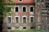 Zamek w Chocianowie - Dekoracje okienne w elewacji zachodniej, fot. JAPCOK, V 2004