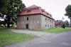 Zamek w Chudowie - Spichlerz wchodzący w skład folwarku zamkowego, fot. ZeroJeden, VII 2004