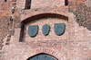 Zamek w Ciechanowie - Herby nad wtórnie przebitym przejazdem bramnym w zachodnim murze obwodowym, fot. JAPCOK, VI 2003