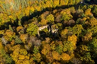 Zamek Cisy w Cisowie - Zamek na zdjęciu lotniczym, fot. ZeroJeden, X 2020