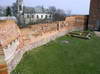 Zamek w Czersku - Północny odcinek muru obwodowego, fot. ZeroJeden, IV 2004