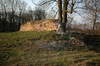 Zamek w Dąbrównie - Pozostałości murów zamkowych, widok od południa, fot. ZeroJeden, IV 2007