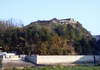 Zamek w Dobczycach - Widok na mury zamkowe z przeciwnego brzegu Raby, fot. ZeroJeden, X 2001