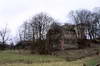 Zamek w Dobrej - Widok od północnego-zachodu na ruiny wieży w zewnętrznym obwodzie murów, fot. ZeroJeden, III 2002