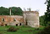 Zamek we Fredropolu - Jedyna ocalała baszta w narożniku południowo-zachodnim, fot. ZeroJeden, VIII 2001