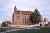 Zamek w Gniewie - Widok z podzamcza od południowego-wschodu, fot. ZeroJeden, X 2002