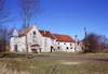 Zamek w Grabinach-Zameczku - Widok na budynki z zachowanymi murami zamkowymi z południowego-wschodu, fot. ZeroJeden, IV 2004