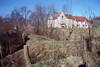Zamek w Grabinach-Zameczku - Przyziemie murów obwodowych i okrągłej narożnej baszty, fot. JAPCOK, IV 2004