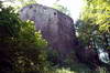 Zamek Gryf w Proszówce - Mury zamku górnego, widok z dziedzińca zamku średniego, fot. ZeroJeden, V 2005