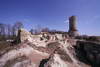 Zamek w Iłży - Widok na ruiny zamku od strony bramy wjazdowej, fot. ZeroJeden, IV 2005