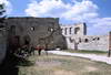 Zamek w Kazimierzu Dolnym - Widok ze wschodniego narożnika na pozostałości skrzydła południowego, fot. ZeroJeden, VI 2003