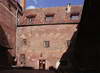 Zamek w Kętrzynie - Widok z bramy wjazdowej na skrzydło wschodnie, pierwotnie z dwukondygnacjowymi krużgankami, fot. ZeroJeden, V 2004