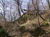 Zamek Golesz w Krajowicach - Jedyny fragment murów nie przykryty ziemią, fot. ZeroJeden, III 2002