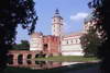 Zamek w Krasiczynie - Widok od strony północno-zachodniej na wieżę zegarową i odbudowywaną bramę wjazdową przy skrzydle północnym, fot. ZeroJeden, VIII 2001
