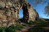 Zamek w Kurzętniku - Widok wzdłuż zachodniej ściany zamku, fot. ZeroJeden, IV 2009