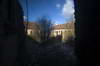 Zamek w Łące Prudnickiej - Dziedziniec zamku, widok od strony wieży, fot. ZeroJeden, II 2008