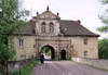 Klasztor w Lubiążu - Widok od północy na bramę wjazdową, fot. ZeroJeden, V 2004