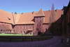 Zamek w Malborku - Skrzydło północne z wieżą bramną Zamku Średniego, widok od strony dziedzińca, fot. ZeroJeden, IV 2004