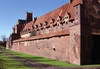 Zamek w Malborku - Mur obwodowy w odcinku południowo-wschodnim, w pierwszym planie Zamek Średni, w głębi - Wysoki, fot. ZeroJeden, IV 2004