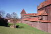 Zamek w Malborku - Południowo-zachodni odcinek muru obwodowego, fot. ZeroJeden, IV 2004