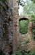 Zamek w Międzygórzu - Otwór okienny w ruinach północnej ściany zamku, fot. ZeroJeden, VII 2001