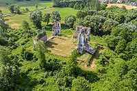 Zamek w Mokrsku Górnym - Widok zamku na zdjęciu lotniczym, fot. ZeroJeden, VI 2019