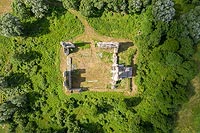 Zamek w Mokrsku Górnym - Widok zamku na zdjęciu lotniczym, fot. ZeroJeden, VI 2019