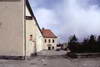 Zamek w Niemczy - Po prawej przyziemie kaplicy zamkowej, fot. ZeroJeden, IV 2003
