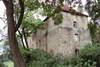 Zamek w Nieszkowicach - Najstarsza część zamku, dawna wieża mieszkalna, fot. ZeroJeden, VII 2003