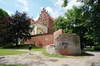 Zamek w Olsztynie - Widok od wschodu na umocnienia zamku, fot. ZeroJeden, VI 2005