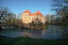 Zamek w Oporowie - Front zamku, widok od południowego-zachodu, fot. ZeroJeden, II 2007