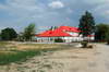 Dwór w Osieku - Szkoła przy której budowie natknięto się na studnię, fot. ZeroJeden, VII 2006