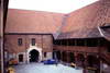 Zamek w Ostródzie - Widok na północno-zachodni narożnik dziedzińca i bramę wjazdową w zachodnim skrzydle, fot. ZeroJeden, VII 2002