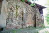 Zamek w Oświęcimiu - Północno-wschodni odcinek muru obwodowego u stóp wieży przed remontem, fot. ZeroJeden, VII 2004