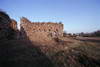 Zamek w Papowie Biskupim - Zewnętrzny mur wschodniego skrzydła, widok od strony dziedzińca, fot. ZeroJeden, IV 2005