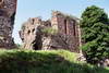 Zamek w Papowie Biskupim - Miejsce po dawnym wjeździe oraz ruiny kaplicy, fot. ZeroJeden, VI 2003