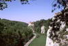 Zamek Pieskowa Skała - Dolina Prądnika i zamek od południowego-wschodu, fot. ZeroJeden, V 2002