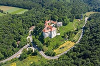 Zamek Pieskowa Skała - Widok zamku na zdjęciu lotniczym, fot. ZeroJeden, VI 2019