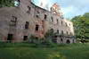 Zamek Niesytno w Płoninie - Południowa elewacja pałacu, fot. ZeroJeden, V 2005