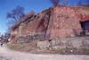 Zamek w Prabutach - Zachowany zachodni odcinek umocnień zamkowych, fot. JAPCOK, IV 2004