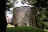 Zamek Kazimierzowski w Przemyślu - Basteja odbudowana w miejscu odkrytych w XX wieku fundamentów, fot. ZeroJeden, VIII 2001