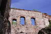 Zamek Tenczyn w Rudnie - Północna ściana kaplicy, widok od strony wewnętrznej, fot. ZeroJeden, V 2004